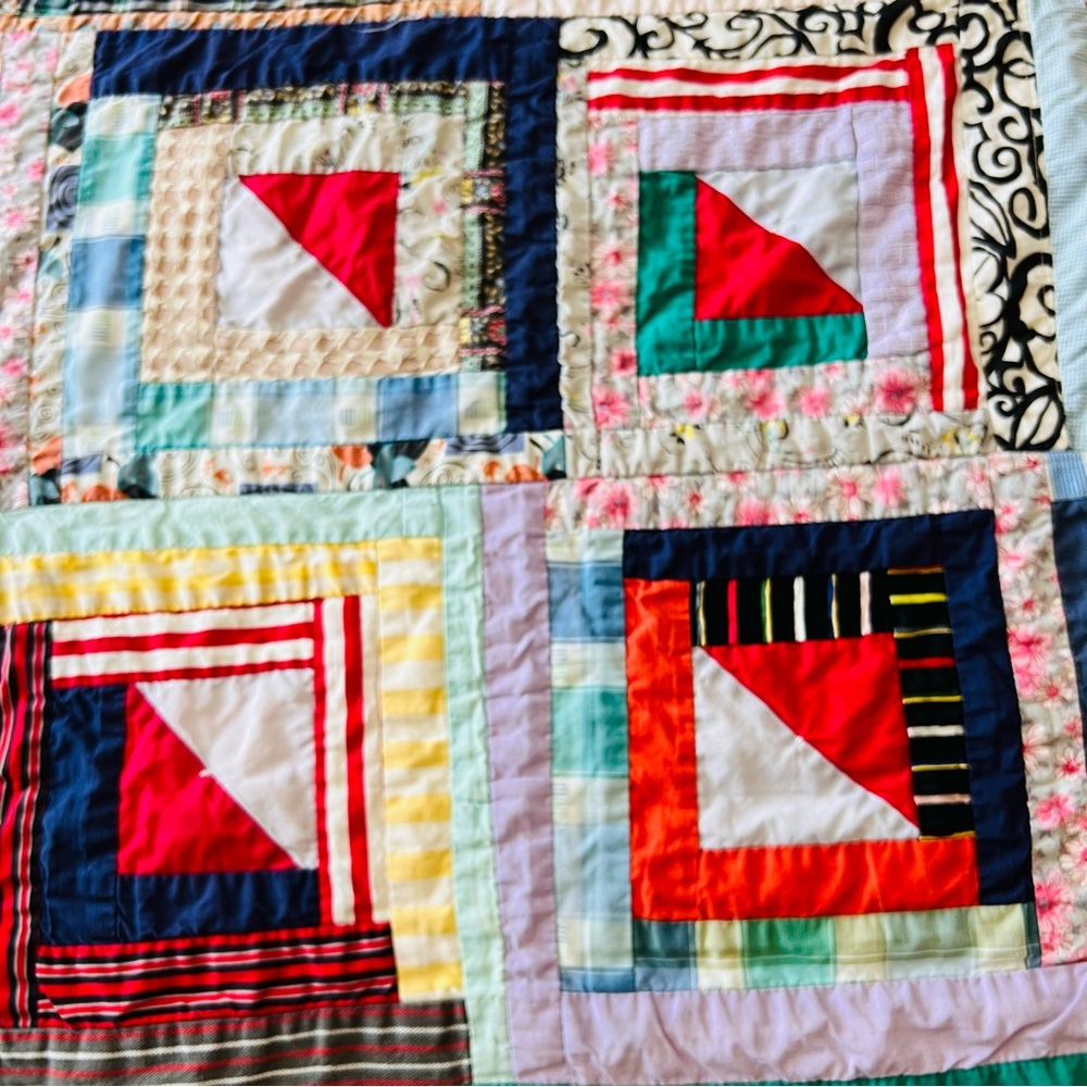 Colorful Patchwork Quilt with Geometric Patterns - Picture 6 of 12
